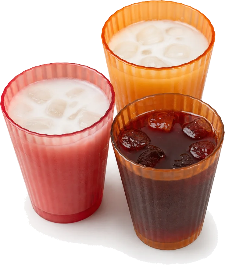 Aguas frescas de horchata y jamaica con hielo