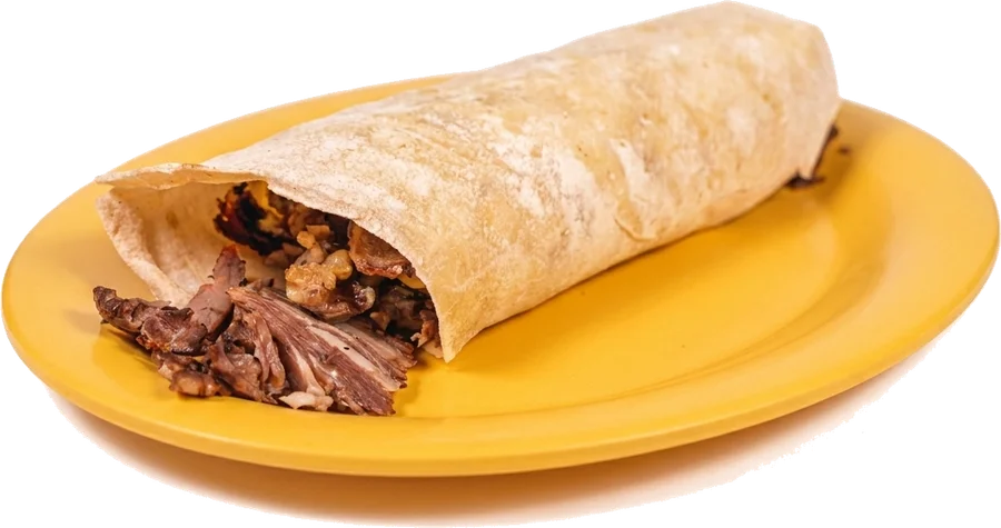 Taco árabe envuelto en pan pita sobre plato amarillo