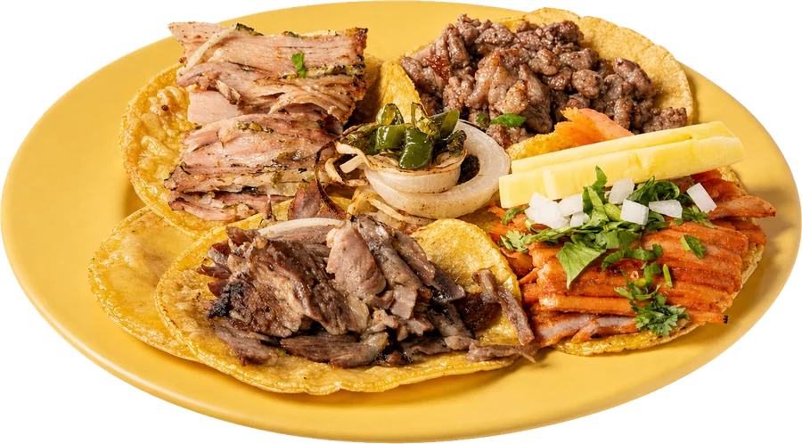 Tacos de sirloin con queso y cebollinas en plato amarillo