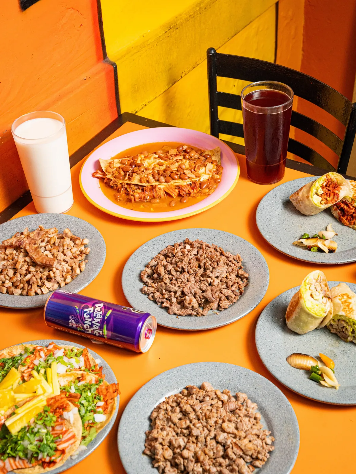 Mesa llena de platillos de La Vecindad