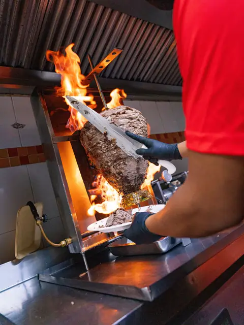 Llamarada en la parrilla mientras se prepara la carne