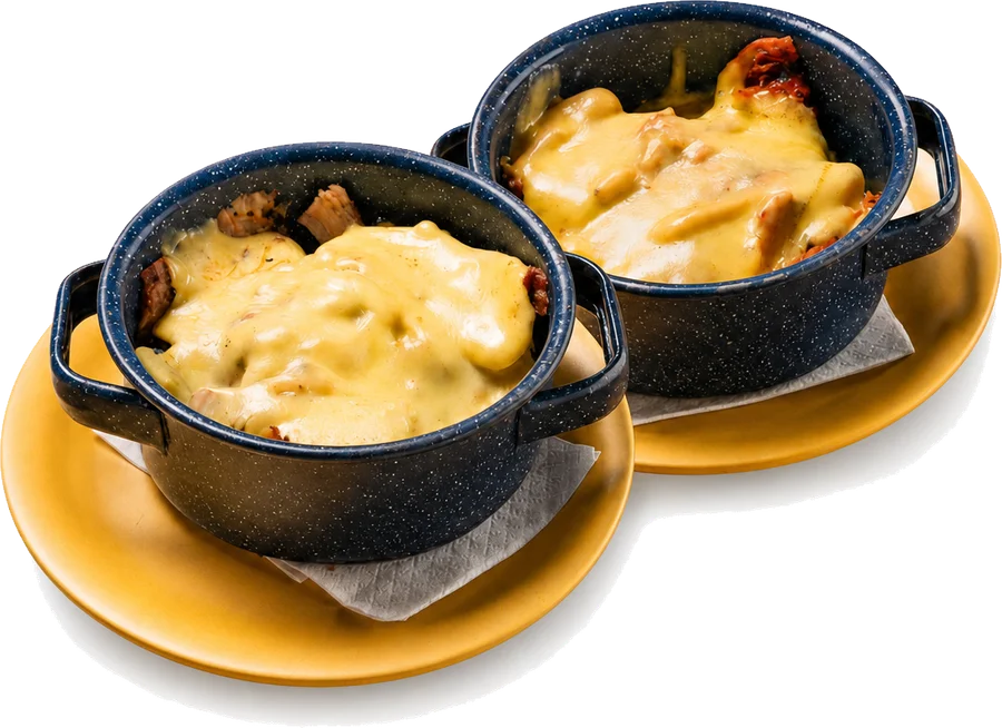 Dos papas rellenas gratinadas en cazos de peltre
