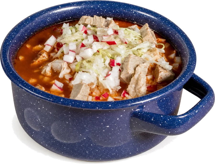 Pozole rojo en taza de peltre azul