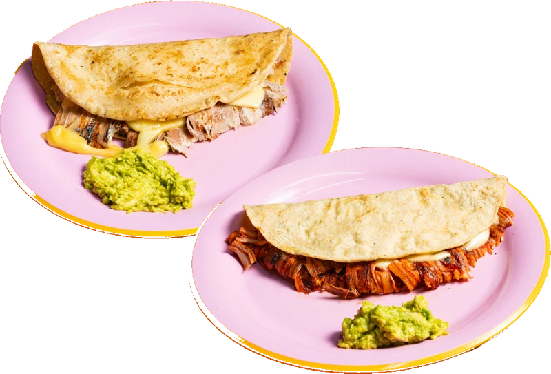 Dos quesadillas gigantes, una de árabe y una de pastor, con guacamole