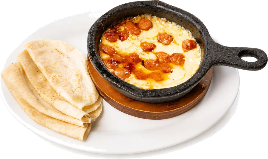 Queso fundido con chorizo y tortillas de harina